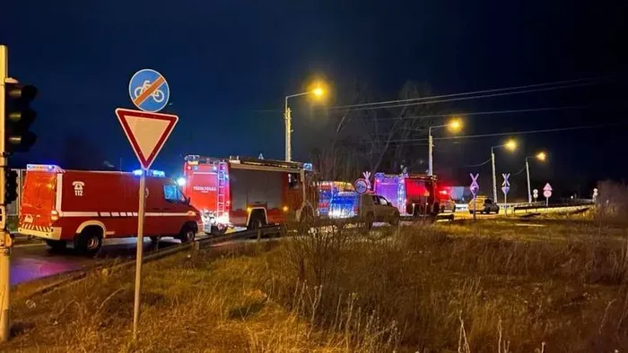 Autó és vonat ütközött: egy 10 éves gyerek is életét vesztette