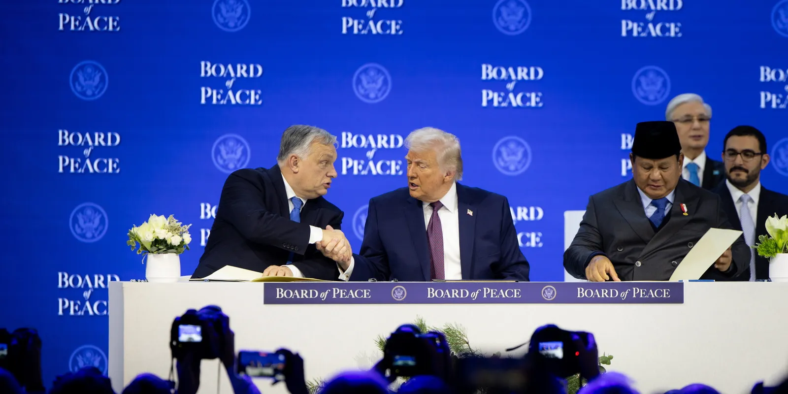 Orbán Viktor fotókkal mutatta meg a Béketanács megalapítását