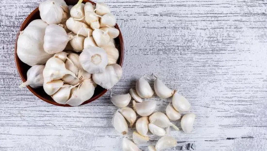 Gyűjtsd össze a fokhagyma héját – tavasszal szuper dolgokra használhatod