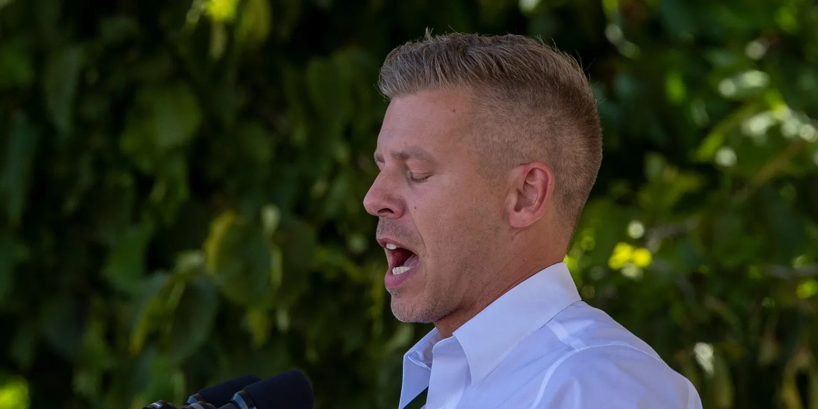 Magyar Péter őrjöngve kereste a mobilját Esztergomban