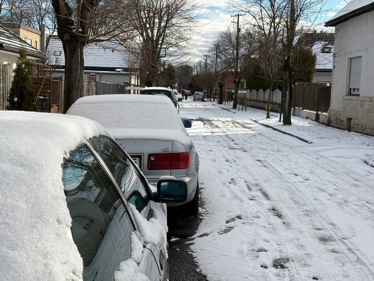 az autóval közlekedők a téli időjárásra megfelelően felkészített gépjárművel, kizárólag téli gumival induljanak útnak