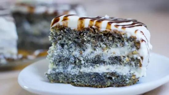 Ragacsos máktorta sütés nélkül: eszméletlen ez a recept