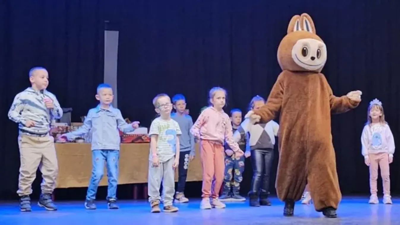 Animátorként segít, a nevelőotthonban nevelkedett Kornél