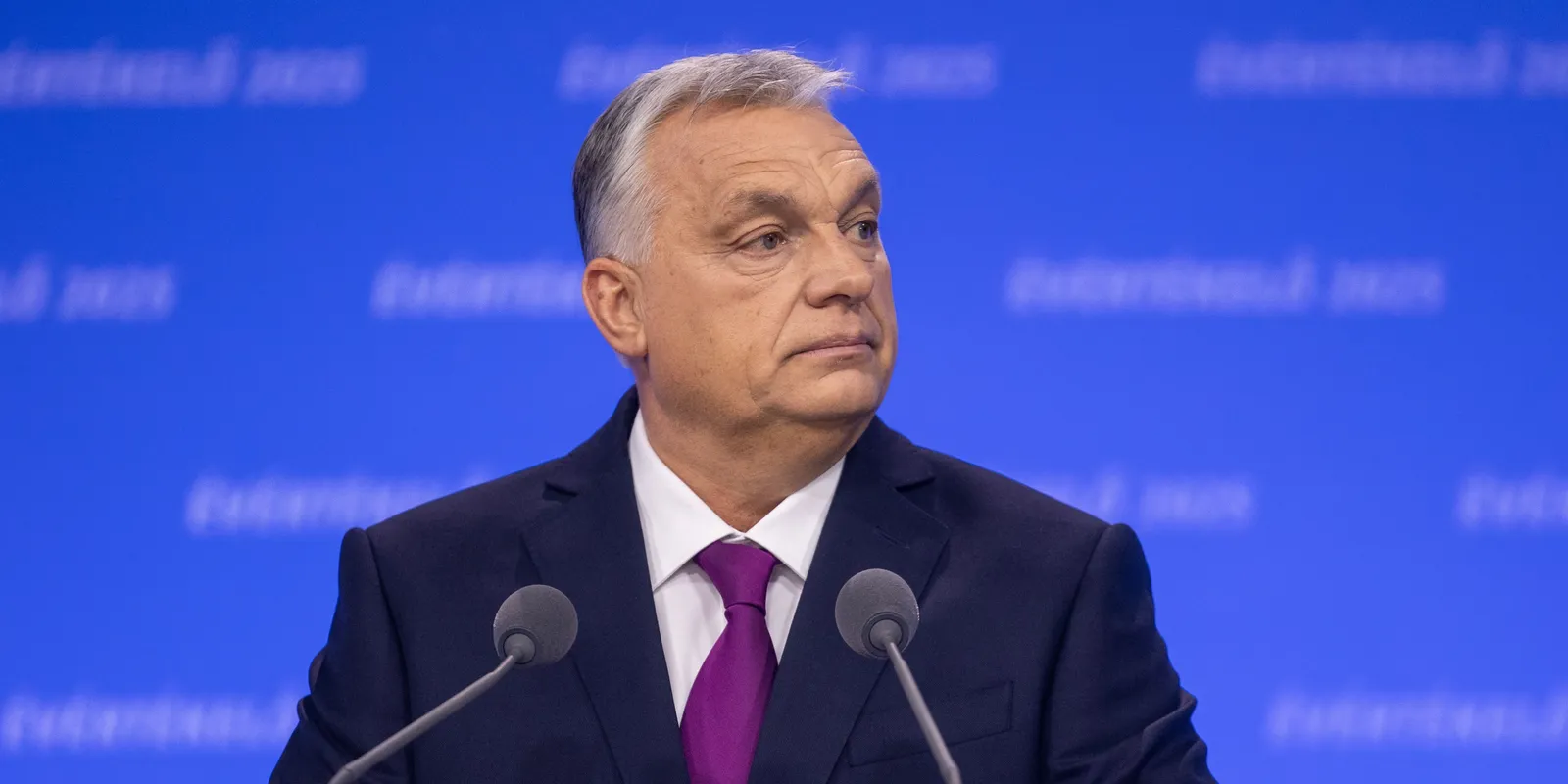 Ő kapta meg az első a nemzeti petíciót Orbán Viktortól