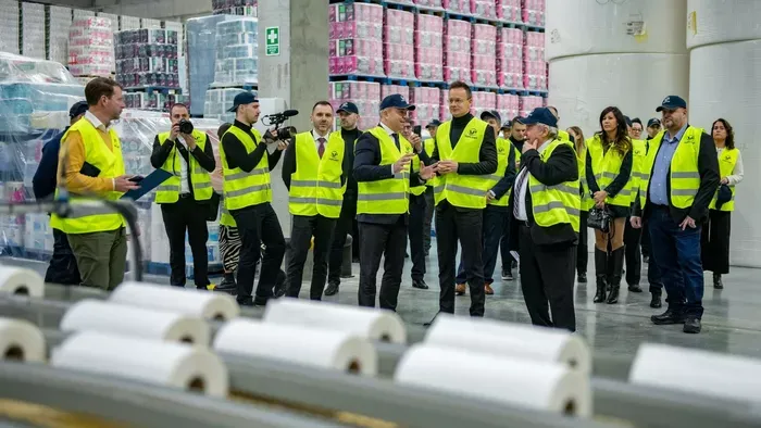 Gigaberuházás Dunaföldváron: Robotok és új munkahelyek a magyar papírkirálynál!