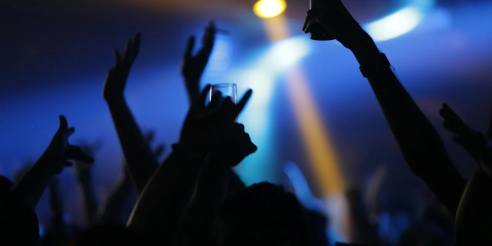 Mindenki ledöbbent! Meztelen fotók kerültek ki az énekesről