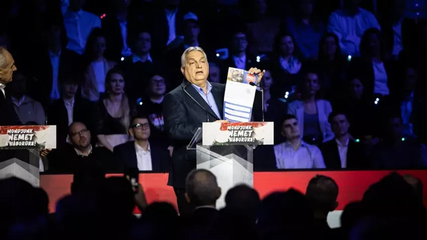 Orbán Viktor titkos dokumentumot mutatott meg a nyilvánosságnak