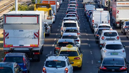 Elesett az M1-es autópálya: több pontján is több km-es a torlódás