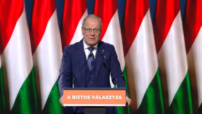 Navracsics: Adjatok nekünk egy pacsit a boltban, az utcán!