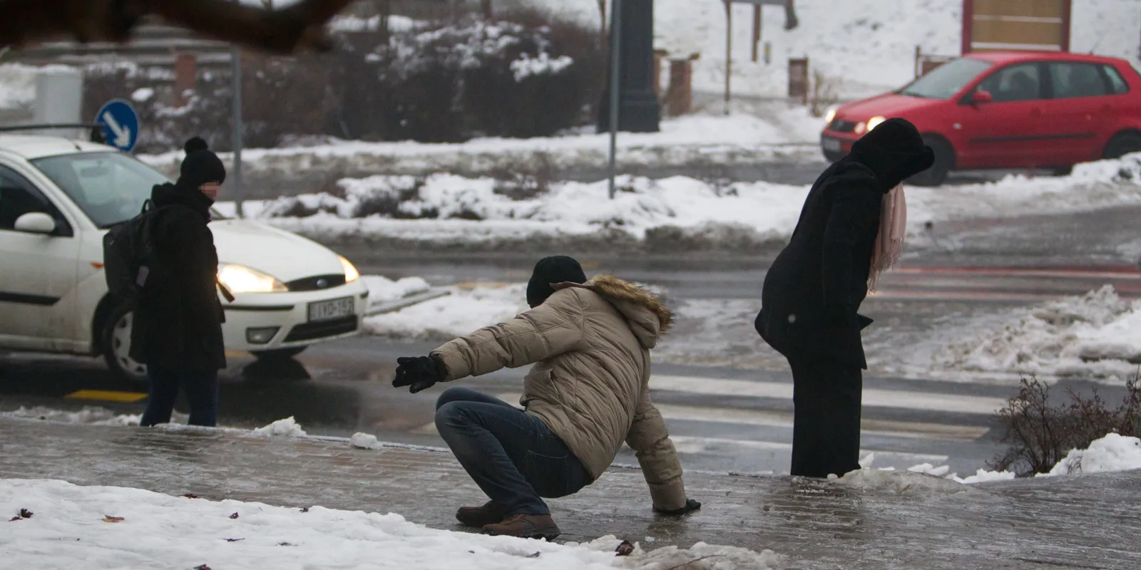 Nem csak veszélyes, nagy károkat is tud okozni az ónos eső