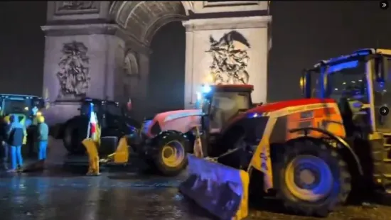Traktorokkal foglalták el Párizs belvárosát a dühös gazdák