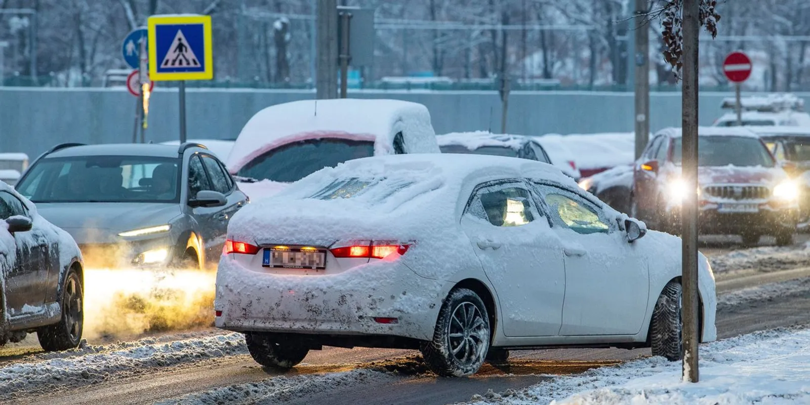 Vastag hótakaró alatt az ország,  500 hókotró az utakon