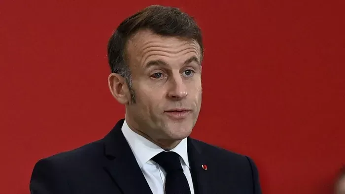 Brigitte lecsapott? Macron duzzadt arccal tartott beszédet
