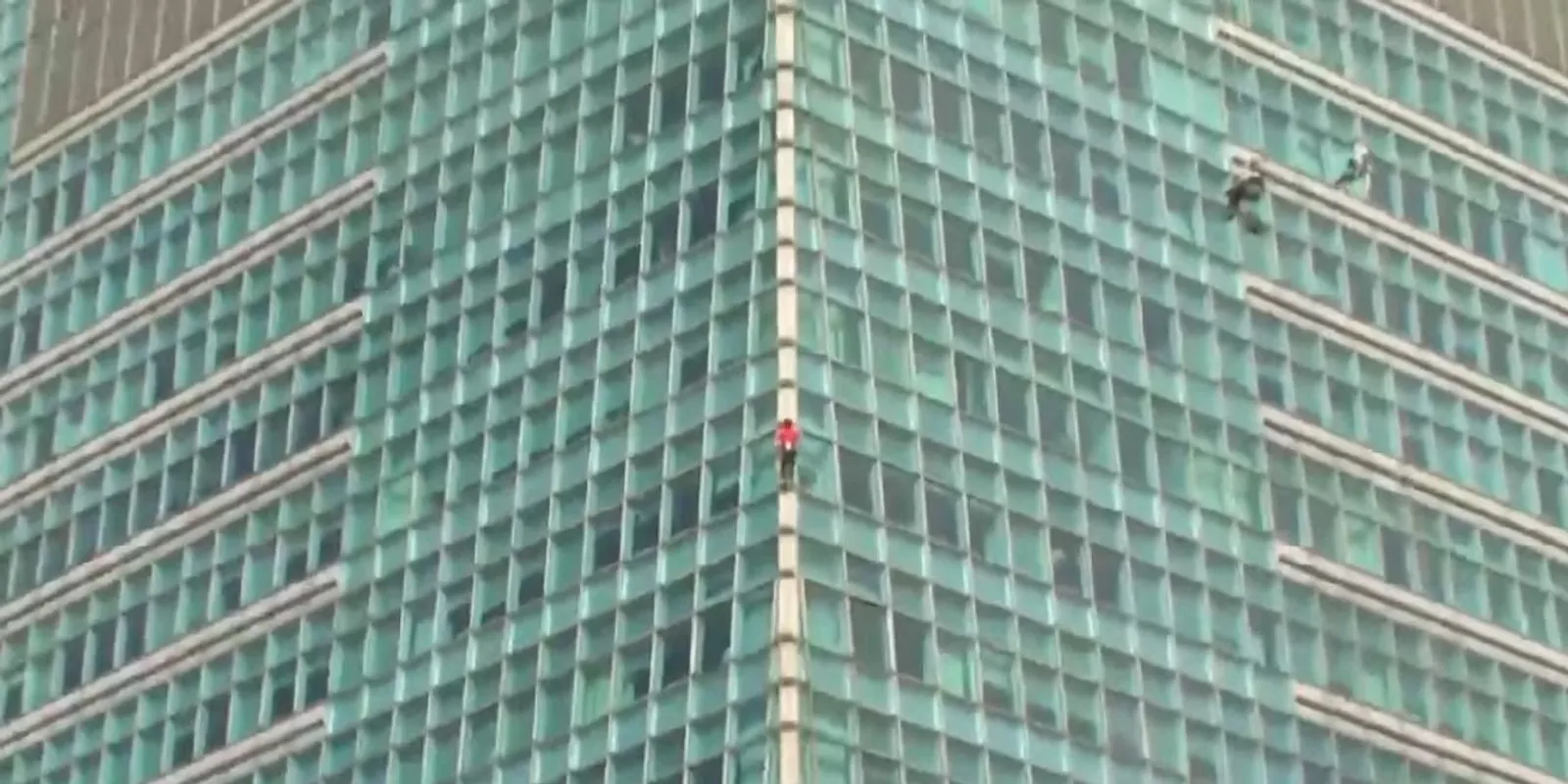 101 emeletes épületet mászott meg a híres hegymászó