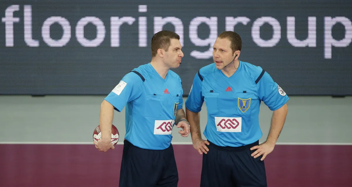 Slave Nikolov (balra) és Gjorgji Nachevski manipuláció miatt mégsem vezethetnek meccset a kézilabda-Eb-n