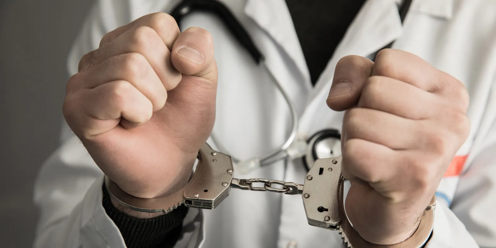 Híres írónő alig kétéves fia halt meg a kórházban