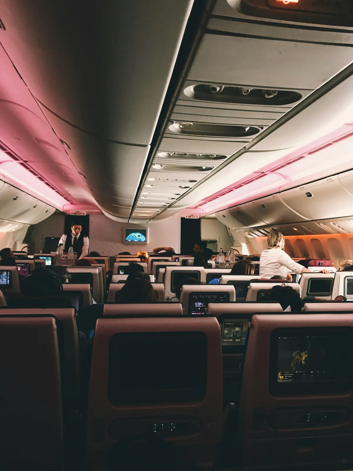 Szerelmes üzenetet hagyott a repülőn