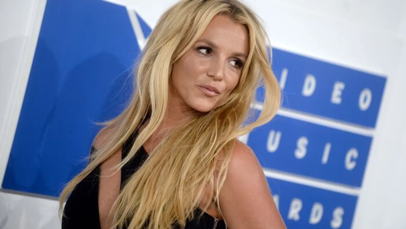 Britney Spears megint semmit sem takaró bikiniben táncol