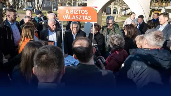 Kisteleken járt Orbán Viktor, dőltek az aláírások - Fotó