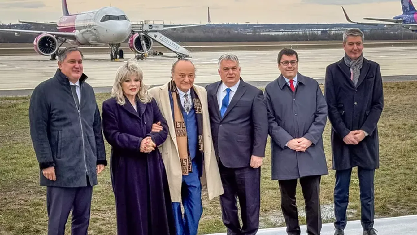 Orbán Viktor fotót mutatott a reptéri alapkőletételről