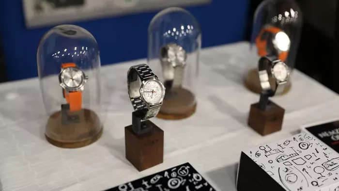 Vitályos Eszter csuklóján tűnt fel először a  különleges darab