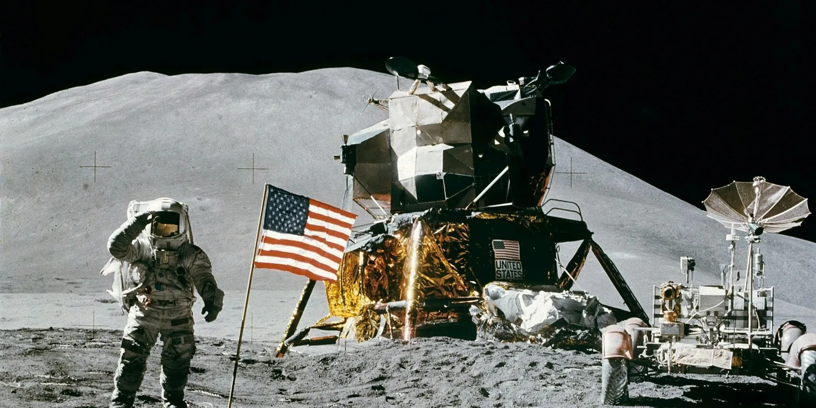 A 9 legbizarrabb tárgy, amit a Holdon hagytak