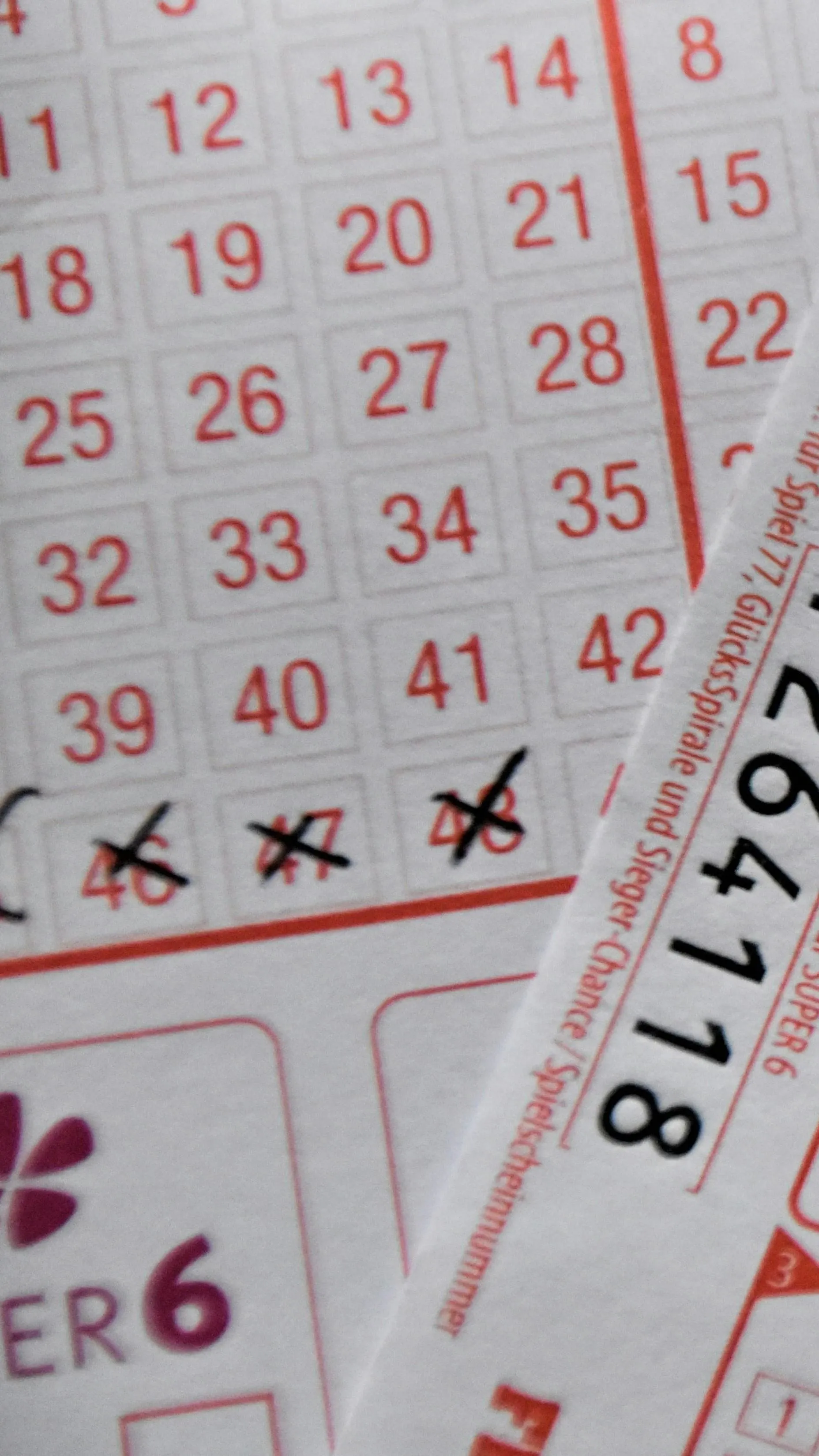 Egy 80 éves nyugdíjas bűnbirodalmat épített a lottóötöséből!