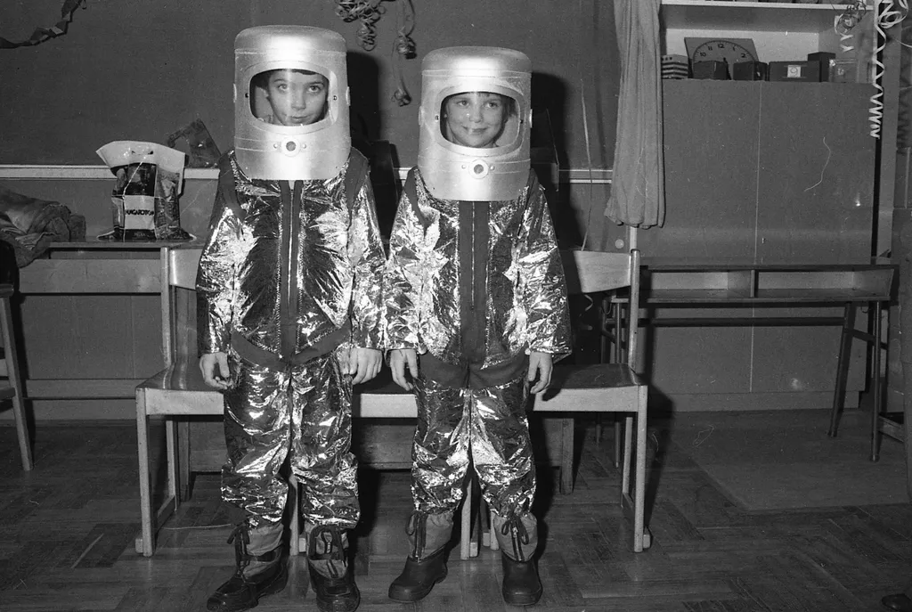 1979 Magyarország,
Budapest IV.
a felvétel a Bajza utcai Általános Iskola (később Bajza József Általános Iskola) jelmezbálján készült.