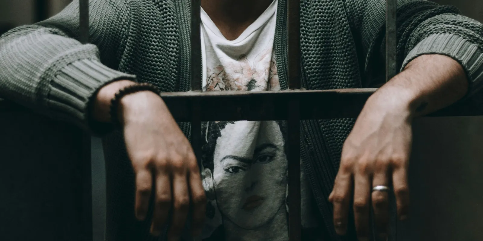 Rabtársa vallott a magyar származású milliárdosról