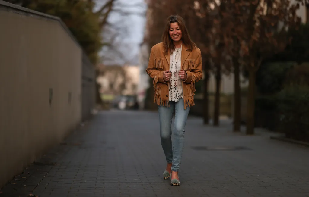 Farmert és bőrdzsekit viselő nő Hamburgból, 2022-ből.