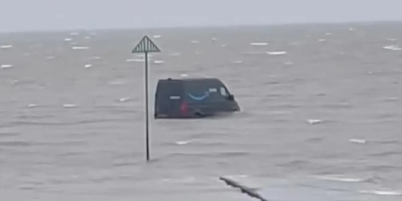 Belehajtott a furgonjával a tengerbe, mert a GPS ezt mondta