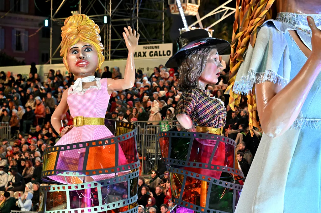 Le char Voce Forte où l'on peut découvrir Beyoncé, Brigitte Bardot, Marylin Monroe, Josephine Baker ou encore Claudia Cardinale lors du 2eme corso carnavalesque nocturne du Carnaval 2026 - Vive la Reine, à Nice, le 14 février 2026. Le Carnaval se déroule 