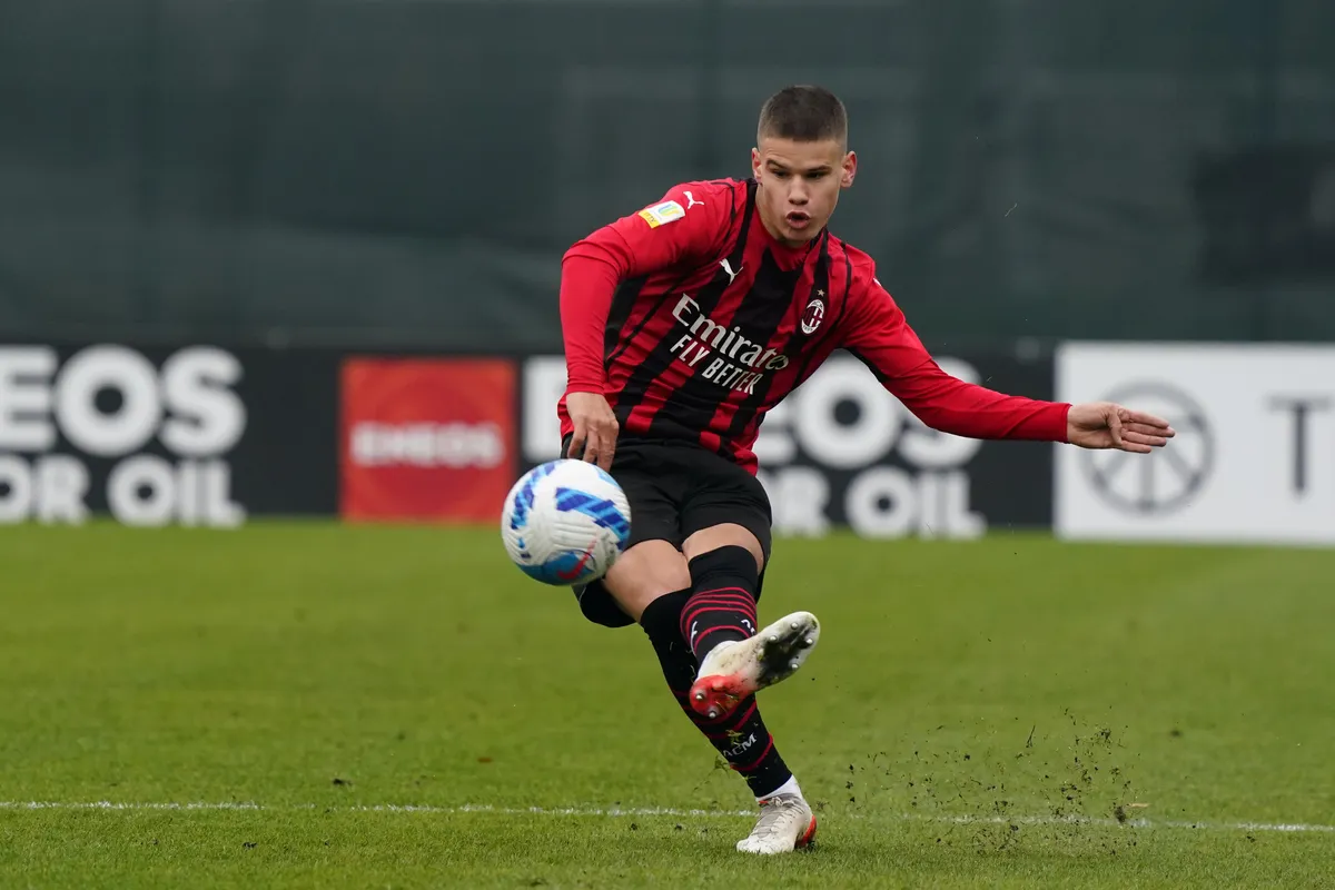 Kerkez Milos az AC Milan ifijátékosaként