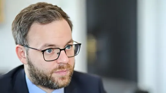 Különbség  a politikai elit és a hétköznapi emberek véleménye között