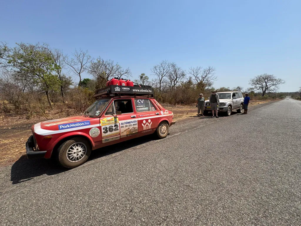 Az út során most először tudtak segíteni más autósoknak Koundara, Guinea.Fotó:  Facebook / Zastavával Afrikába