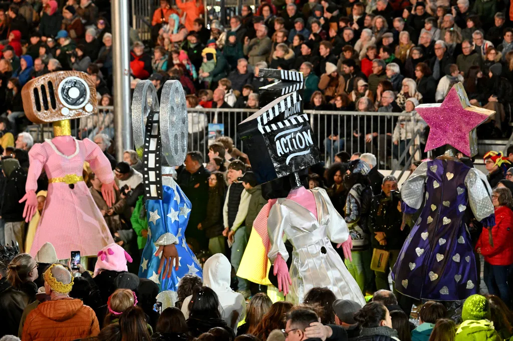 2eme corso carnavalesque nocturne du Carnaval 2026 - Vive la Reine, à Nice, le 14 février 2026. Le Carnaval se déroule du 11 février au 1 mars 2026. Il est le 1er carnaval de France et l'un des plus célèbres du monde, avec ceux de Rio et de Venise, attira