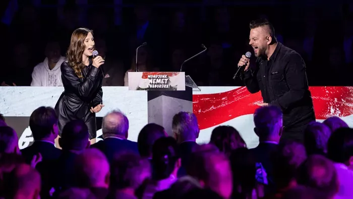 Gudics Máté és Tóth Abigél óriásit énekelt a Háborúellenes Gyűlés színpadán