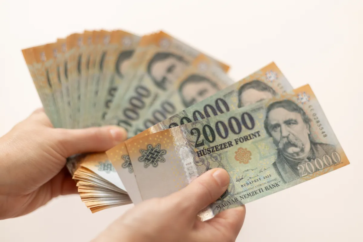 Sorsfordító március: 4 csillagjegynek anyagi fellendülést ígérnek az égiek Dozens,Of,Hungarian,Forint,(huf),Banknotes