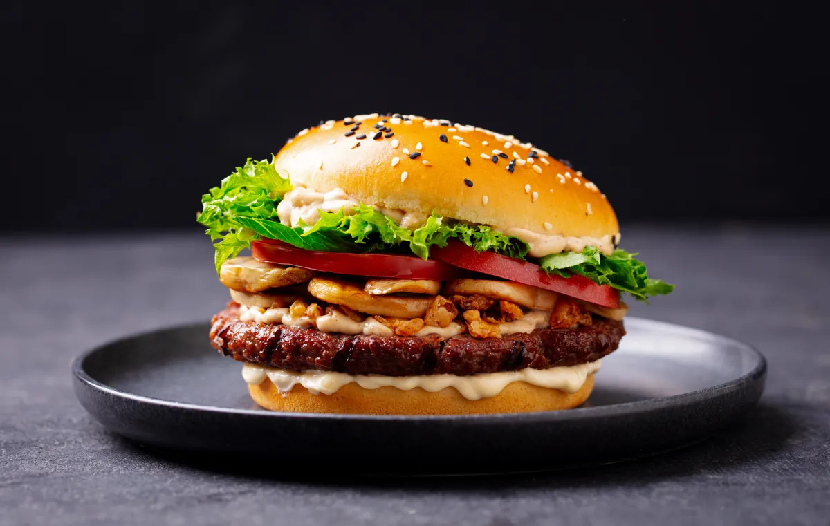 Hamburger: így lesz tökéletes benne a húspogácsa Burger,With,Beef,,Cheese,,Vegetables,On,Black,Plate.,Dark,Background.