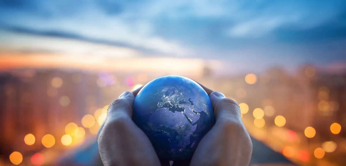 3 csillagjegynek különös küldetése van a FöldönPlanet,Earth,In,The,Hands,Of,A,Man,Against,The