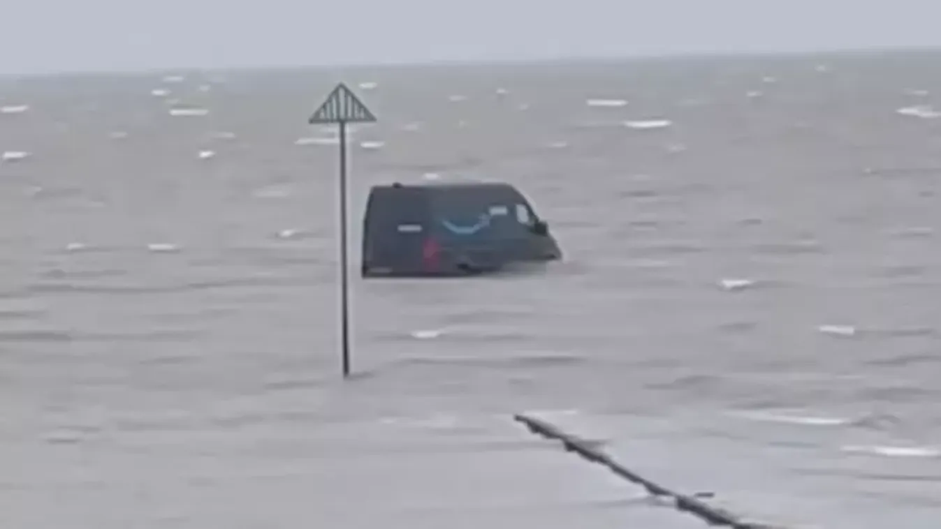 Belehajtott a furgonjával a tengerbe, mert a GPS ezt mondta