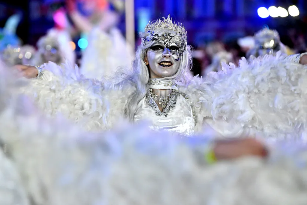 2eme corso carnavalesque nocturne du Carnaval 2026 - Vive la Reine, à Nice, le 14 février 2026. Le Carnaval se déroule du 11 février au 1 mars 2026. Il est le 1er carnaval de France et l'un des plus célèbres du monde, avec ceux de Rio et de Venise, attira