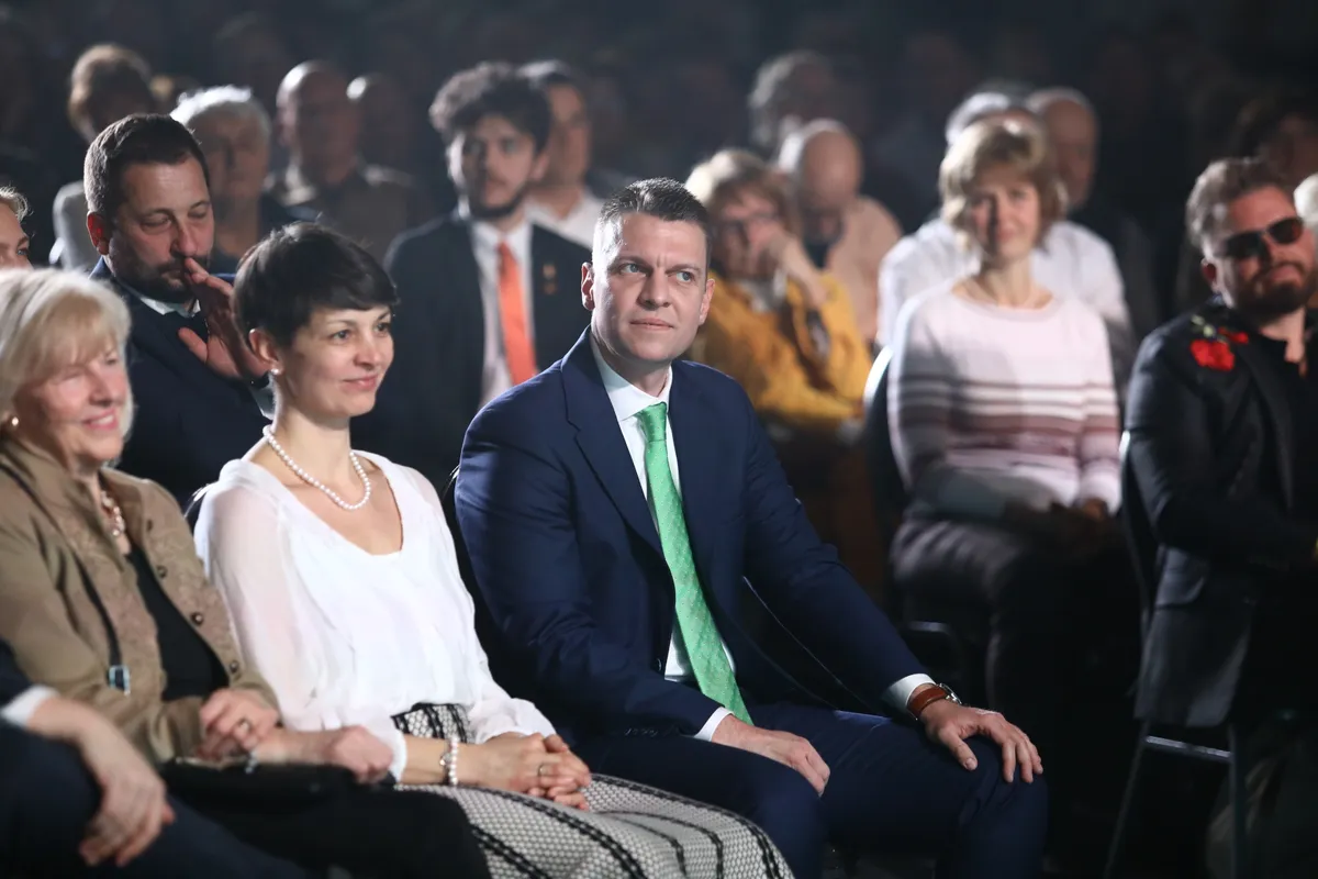 Menczer Tamás felesége oldalán