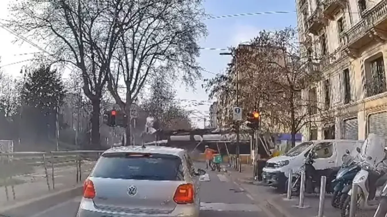 Épületnek csapódott egy villamos Milánóban