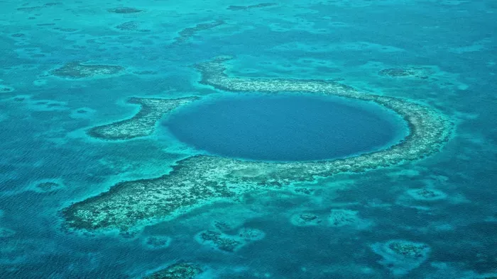 Rejtély a világ legmélyebb kék lyukának mélye