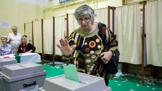 Folytatják a tiszások az idősek vegzálását: már a mozgóurnás szavazással is bajuk van