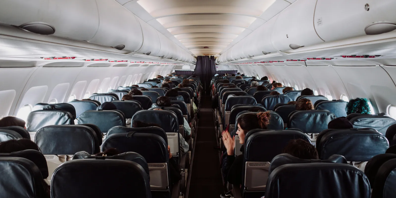 Szerelmes üzenetet hagyott egy férfinak a repülőn