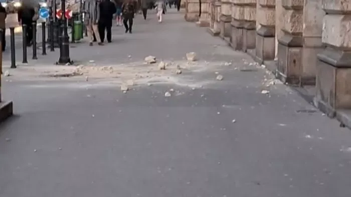 Emberek közé omlott egy ház homlokzata az Andrássy úton