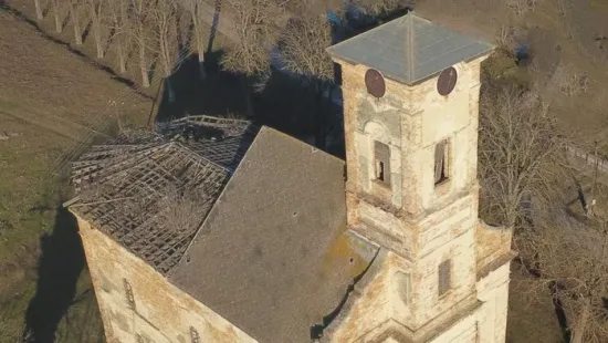 Omladozó falak, üres gyóntató: rejtélyes romtemplom Tolnában