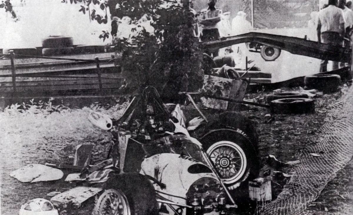 A versenyautó a felismerhetetlenségig roncsolódott